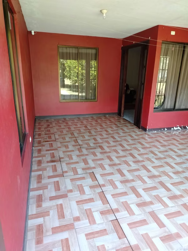 Casa en Alajuela con 3 recámaras y cocina amueblada