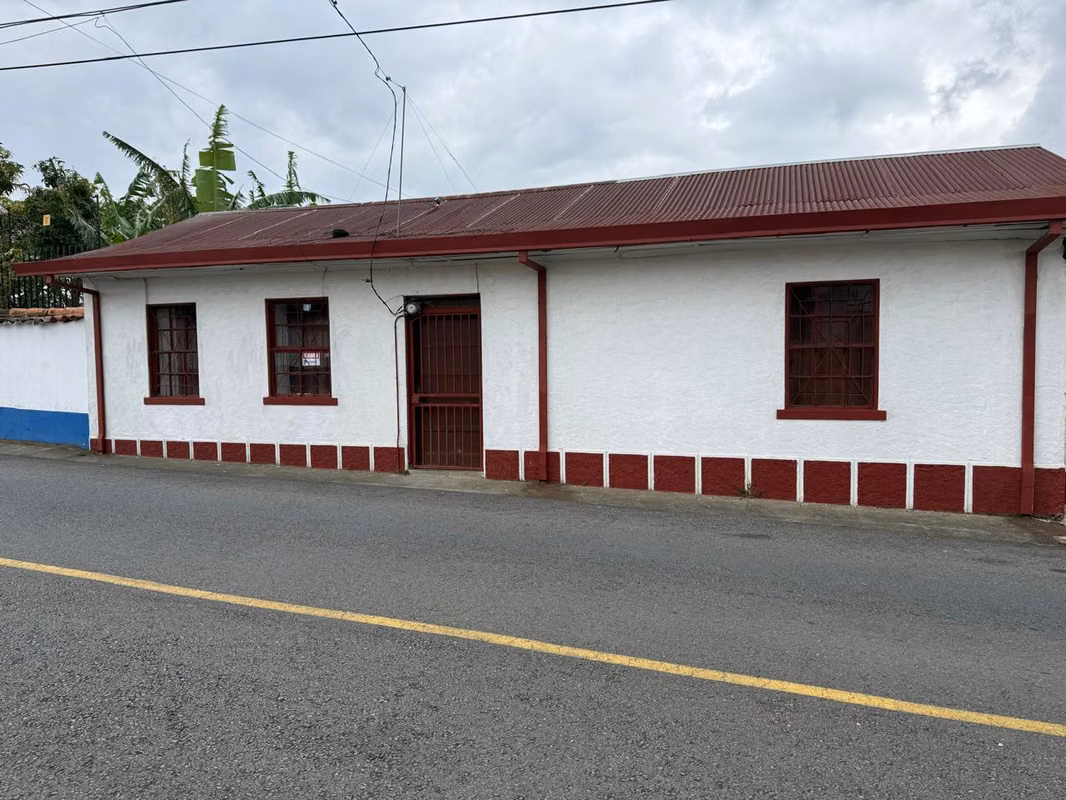Casa en alquiler ideal para vivienda o comercio en Santo Domingo 1