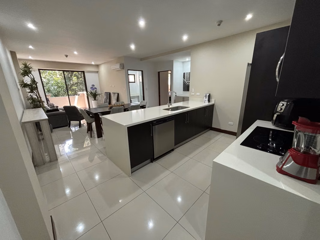 Amplio apartamento amueblado en Montesol, Santa Ana