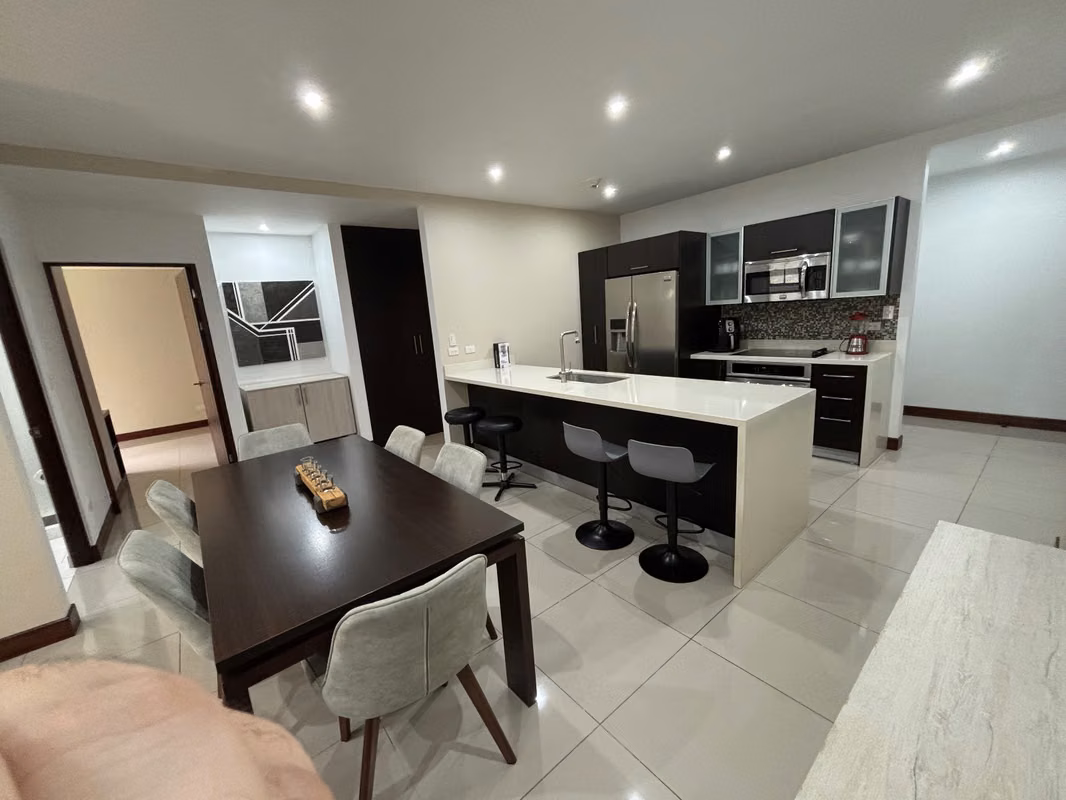 Amplio apartamento amueblado en Montesol, Santa Ana - foto 4