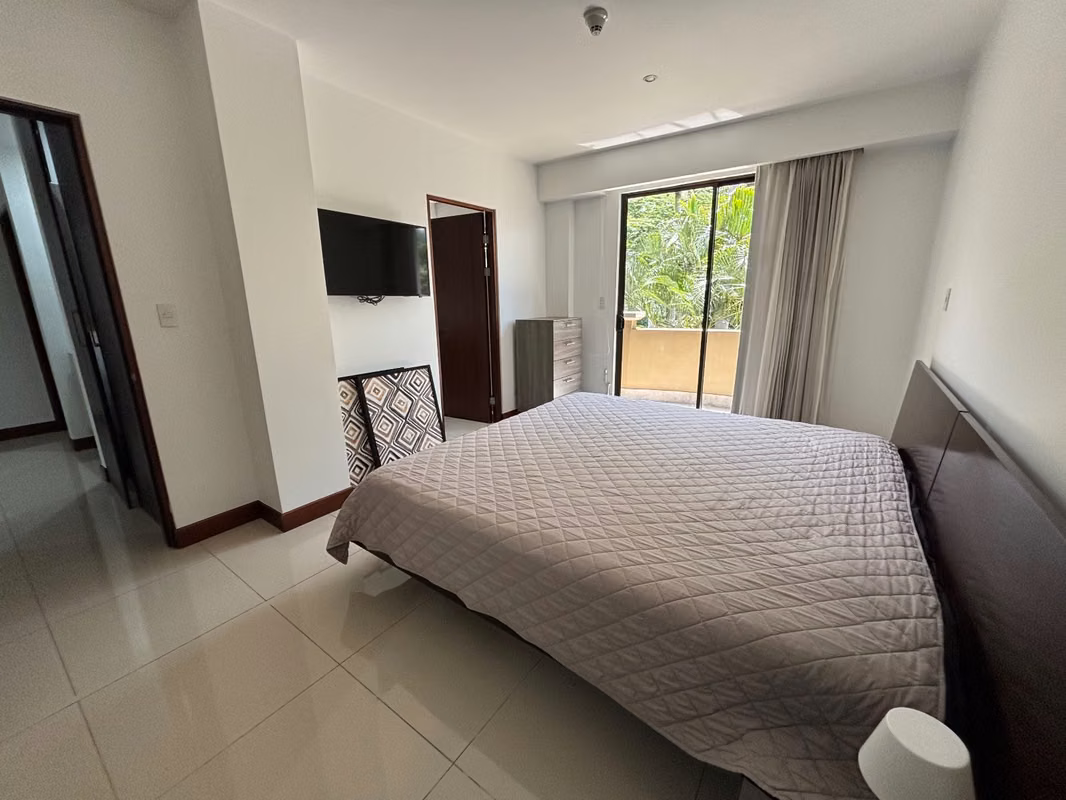 Amplio apartamento amueblado en Montesol, Santa Ana - foto 8