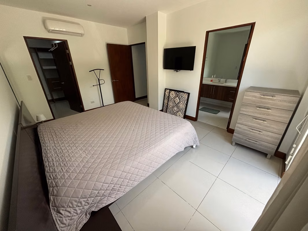 Amplio apartamento amueblado en Montesol, Santa Ana - foto 9