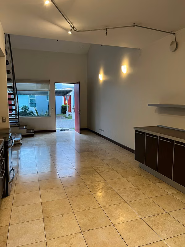 Hermoso apartamento en Santa Ana con jardín y terraza - foto 2