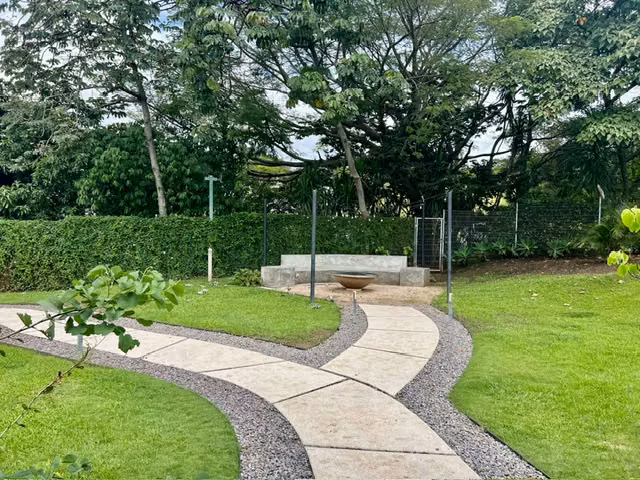 Hermoso apartamento en Santa Ana con jardín y terraza - foto 13