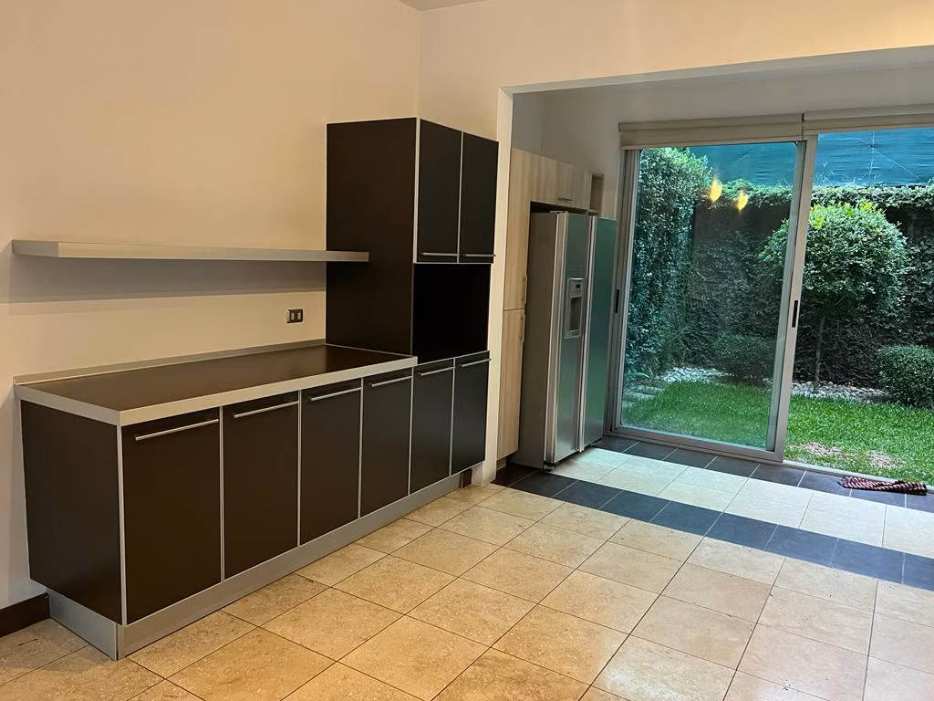 Hermoso apartamento en Santa Ana con jardín y terraza - foto 4