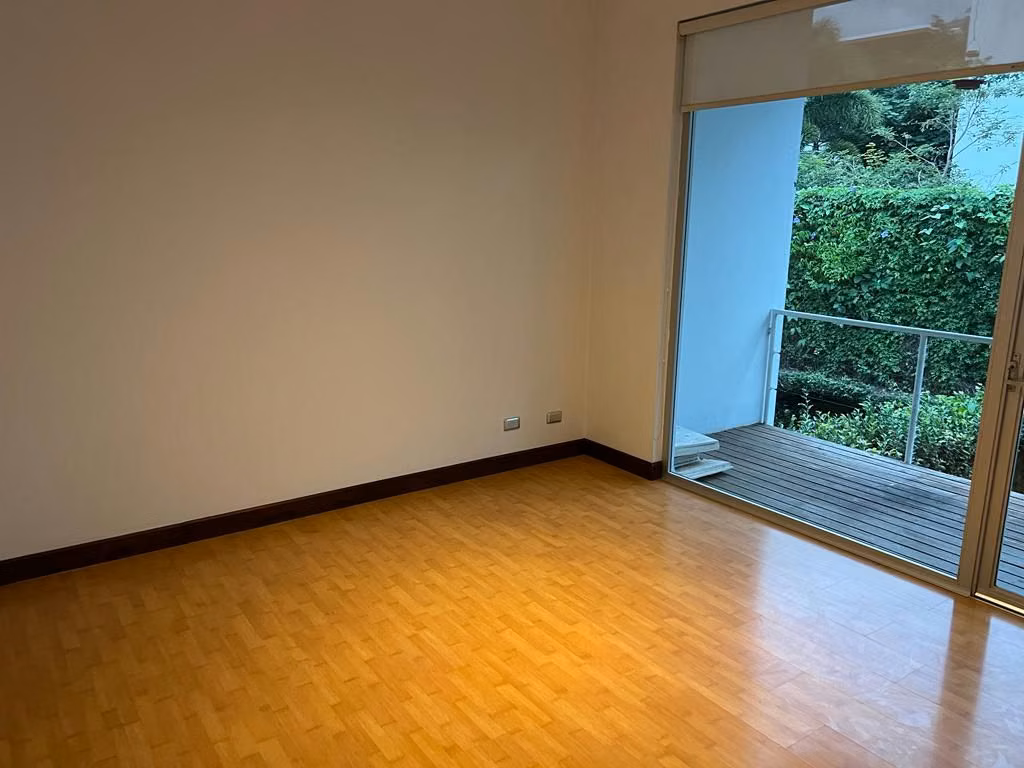 Hermoso apartamento en Santa Ana con jardín y terraza - foto 9