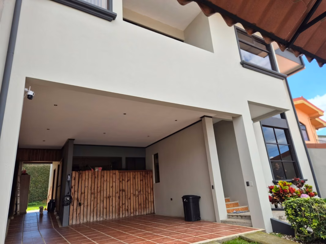 Amplia casa en condominio privado en Moravia con hermosa vista