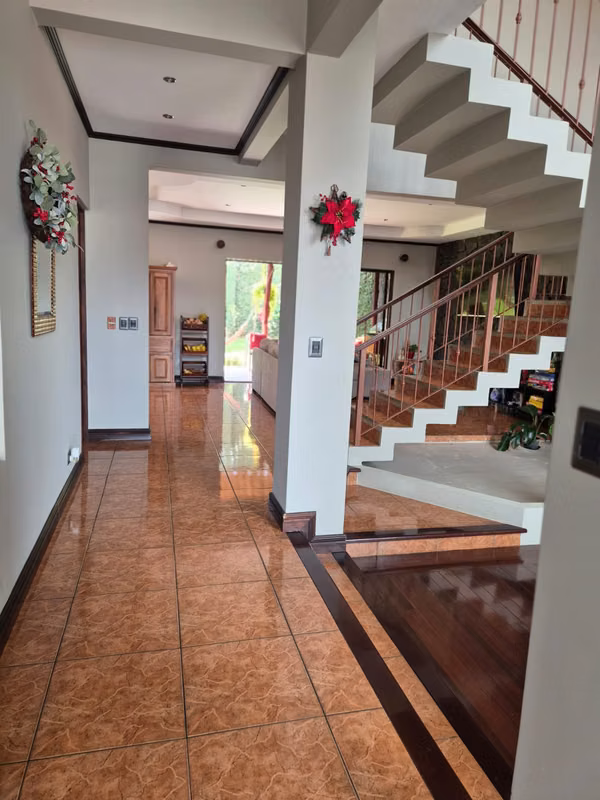 Amplia casa en condominio privado en Moravia con hermosa vista - foto 7