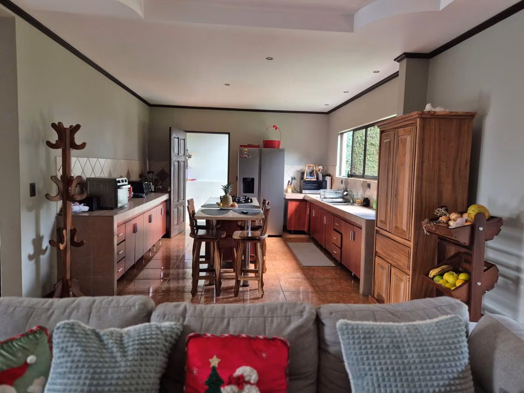Amplia casa en condominio privado en Moravia con hermosa vista - foto 8