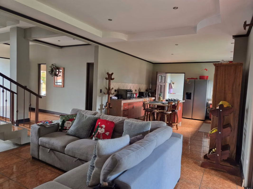 Amplia casa en condominio privado en Moravia con hermosa vista - foto 9
