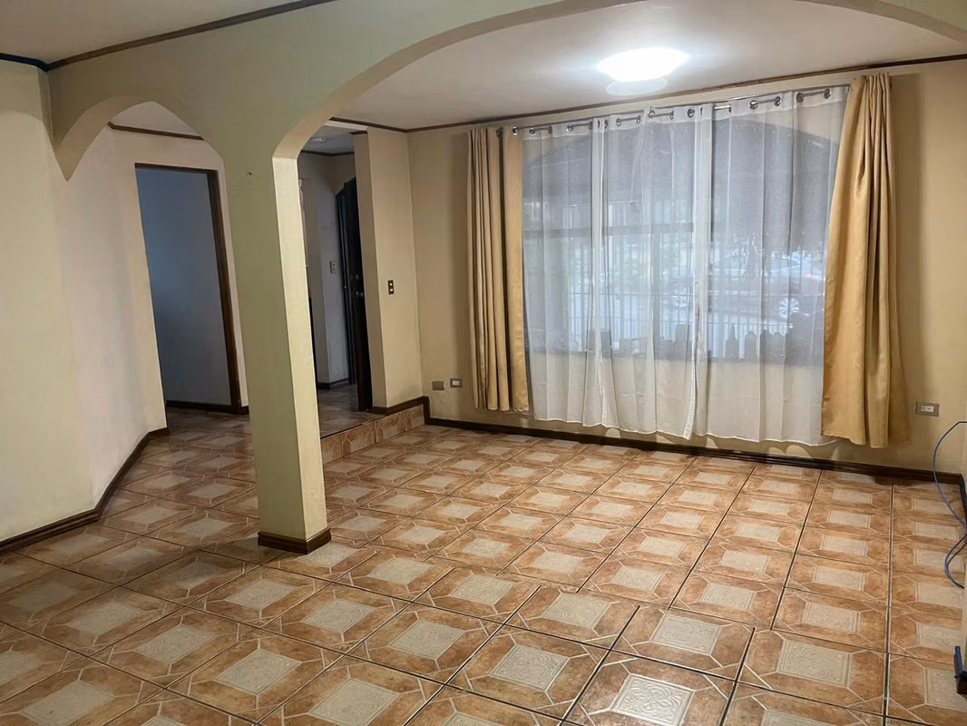 Espaciosa casa en excelente ubicación en Moravia - foto 2