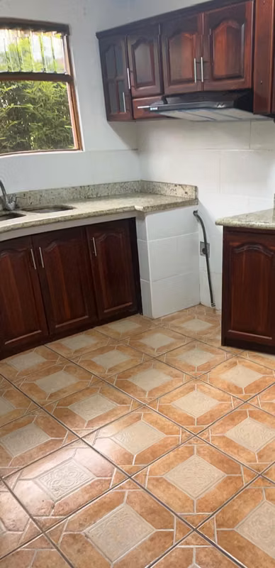 Espaciosa casa en excelente ubicación en Moravia - foto 3