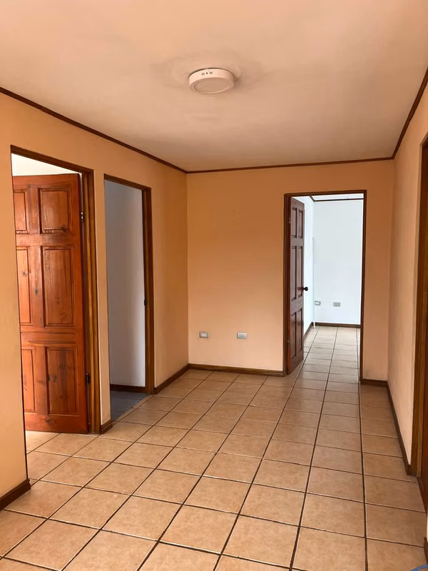 Espaciosa casa en excelente ubicación en Moravia - foto 4