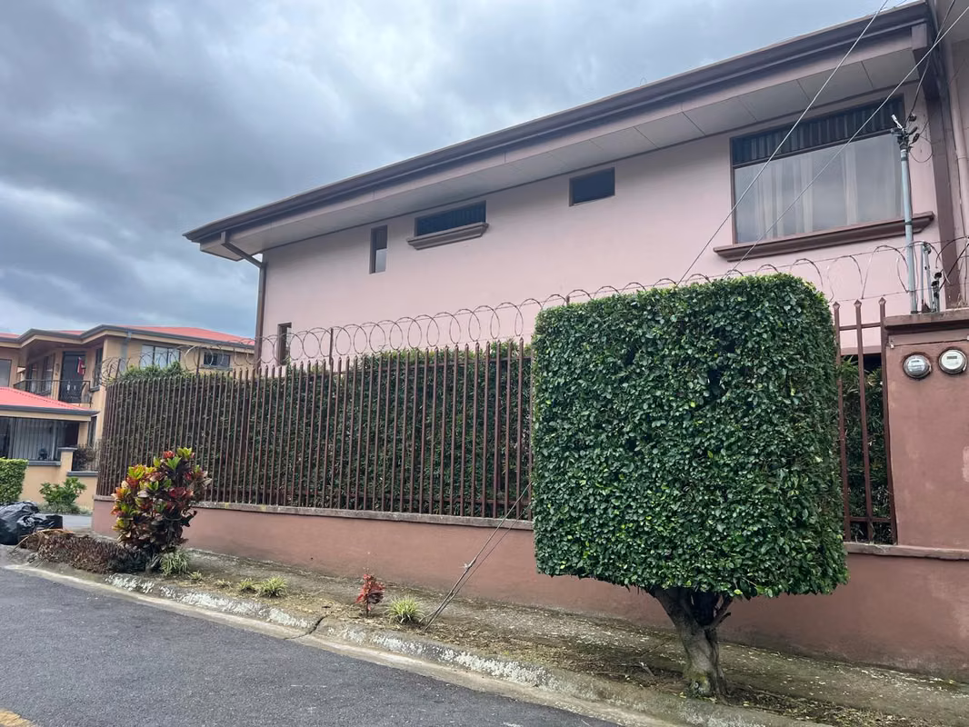 Espaciosa casa en excelente ubicación en Moravia - foto 8