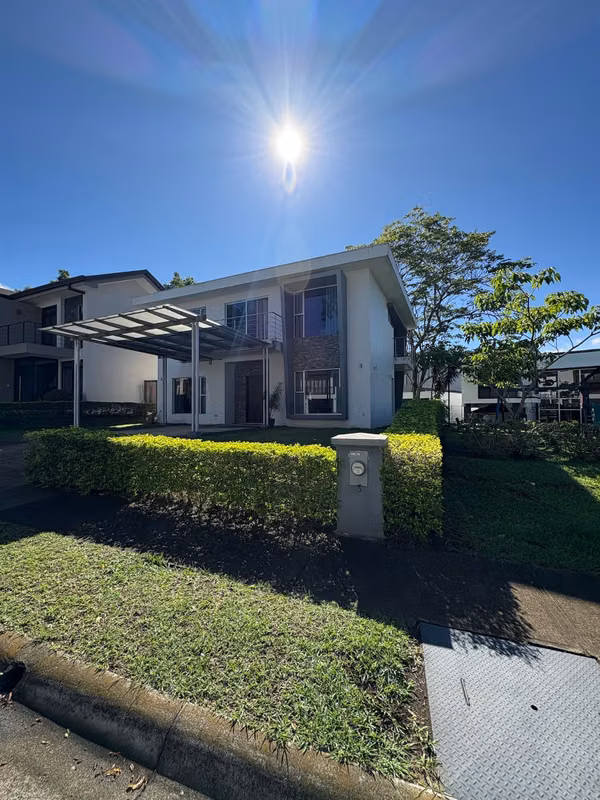 Hermosa casa amueblada en condominio en Heredia