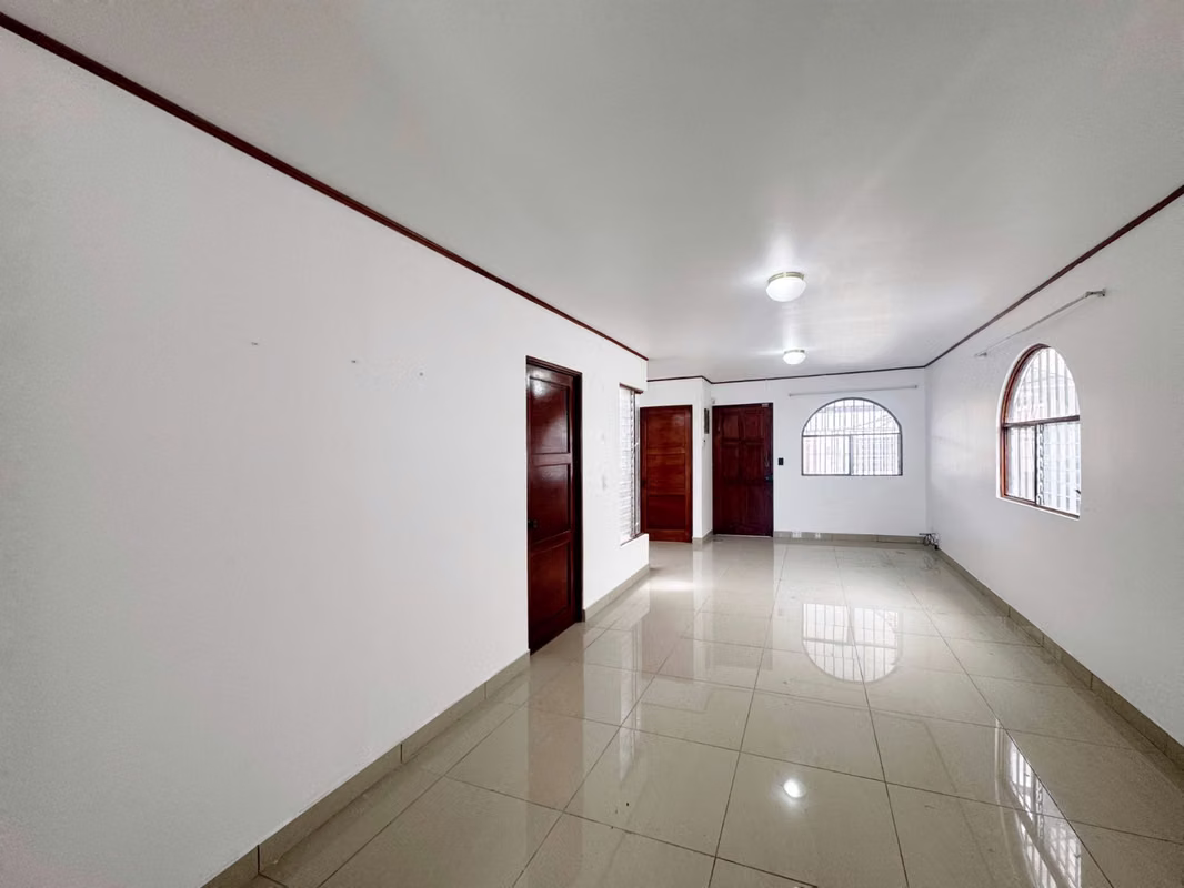 Casa en Alquiler en Tibás - Espacio Amplio y Seguro - foto 4