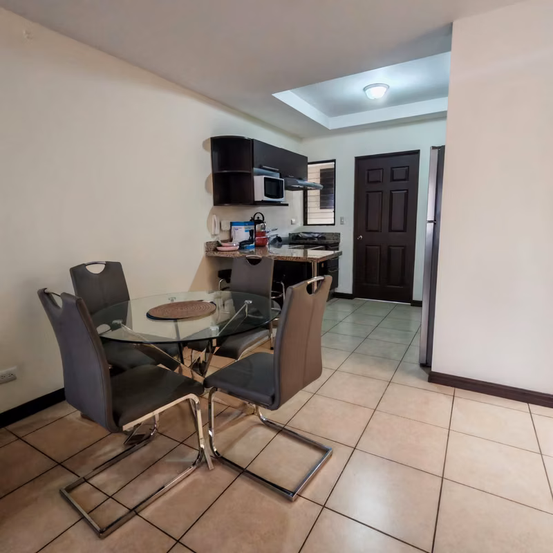 Apartamento Amueblado en Tibás con Piscina y Servicios Incluidos - foto 11