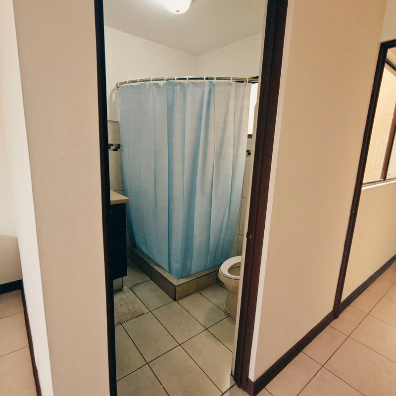 Apartamento Amueblado en Tibás con Piscina y Servicios Incluidos - foto 12
