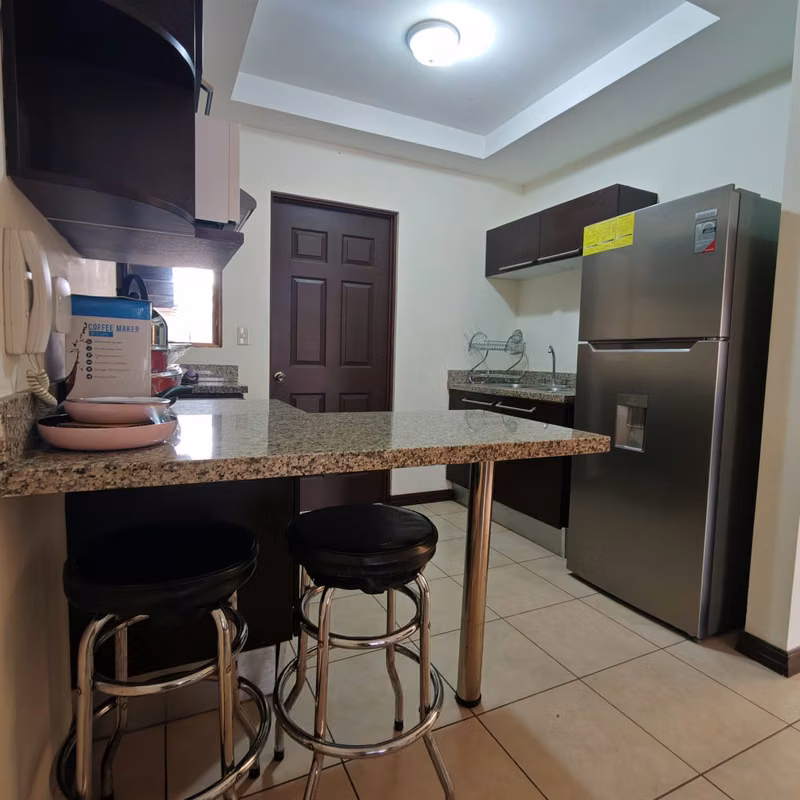 Apartamento Amueblado en Tibás con Piscina y Servicios Incluidos - foto 13
