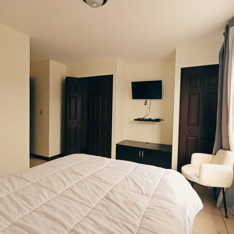 Apartamento Amueblado en Tibás con Piscina y Servicios Incluidos - foto 6