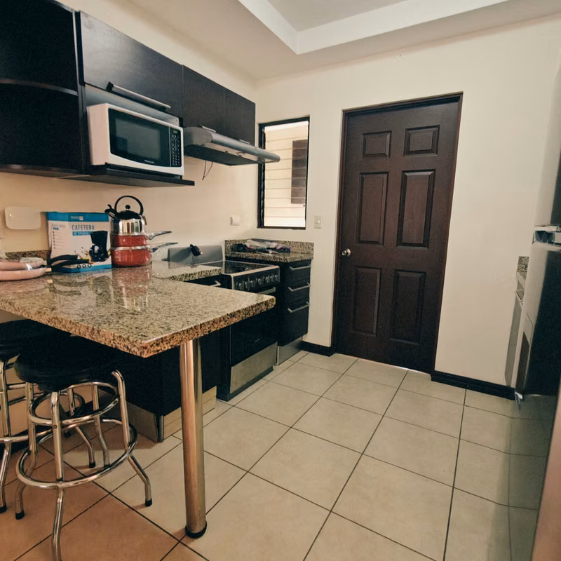 Apartamento Amueblado en Tibás con Piscina y Servicios Incluidos - foto 7