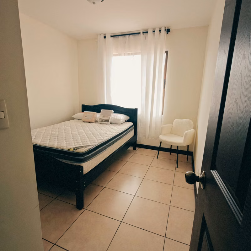 Apartamento Amueblado en Tibás con Piscina y Servicios Incluidos - foto 9