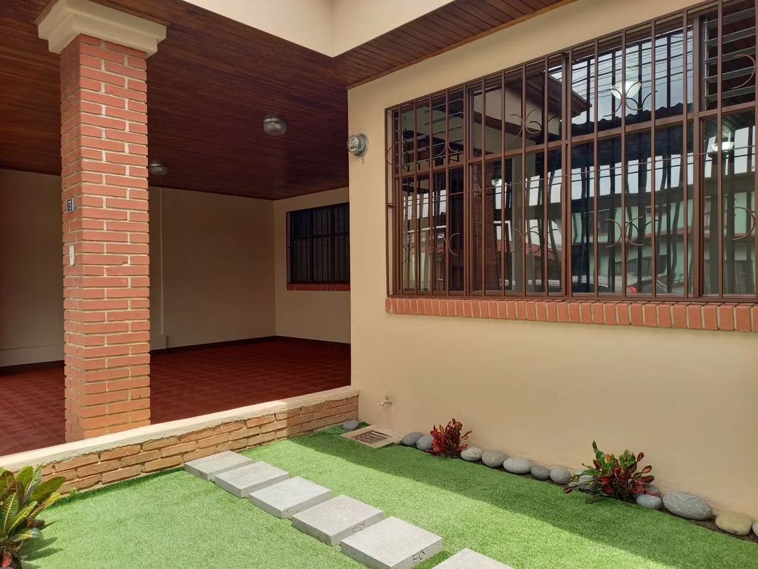 Amplia casa de una planta en Curridabat