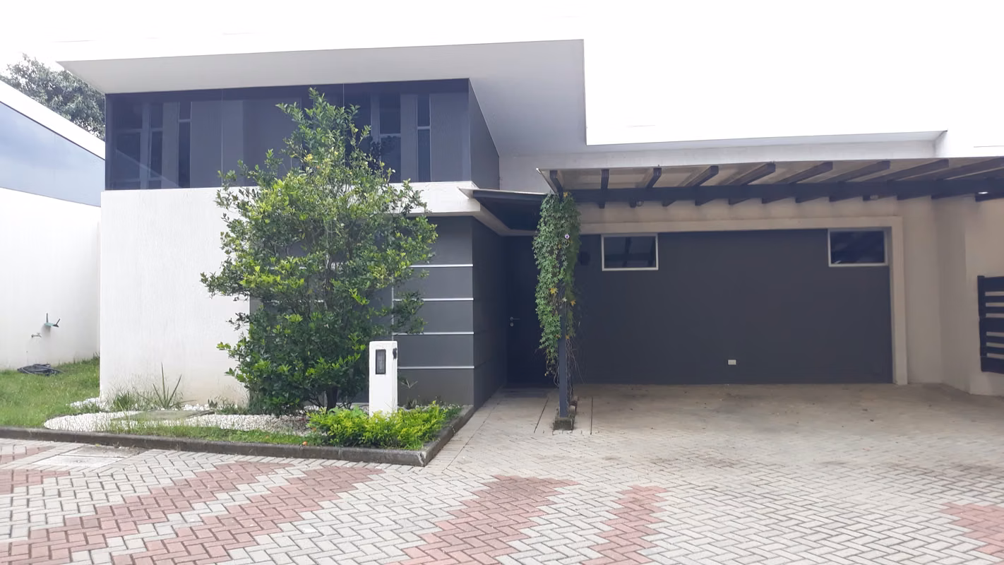 Casa Moderna en Condo Exclusivo con Piscina en Santa Ana