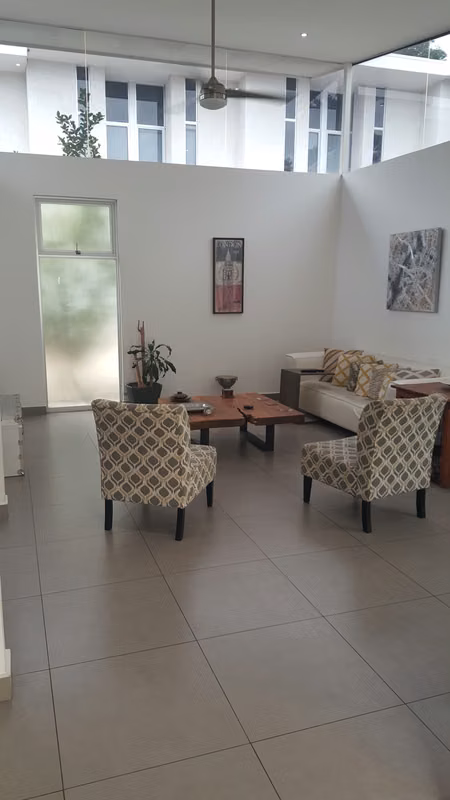 Casa Moderna en Condo Exclusivo con Piscina en Santa Ana - foto 3