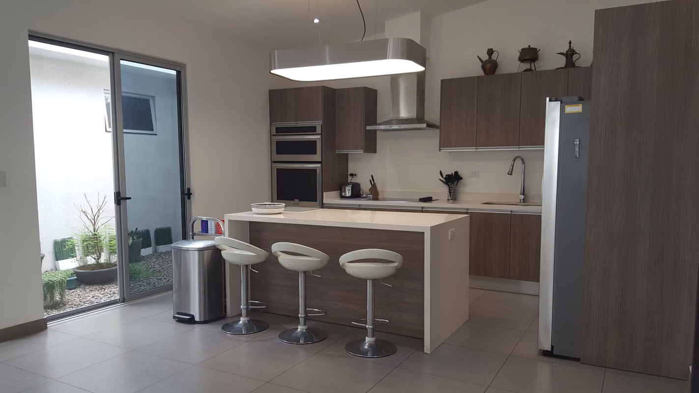 Casa Moderna en Condo Exclusivo con Piscina en Santa Ana - foto 4