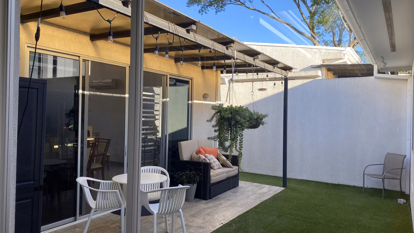Casa Moderna en Condo Exclusivo con Piscina en Santa Ana - foto 6