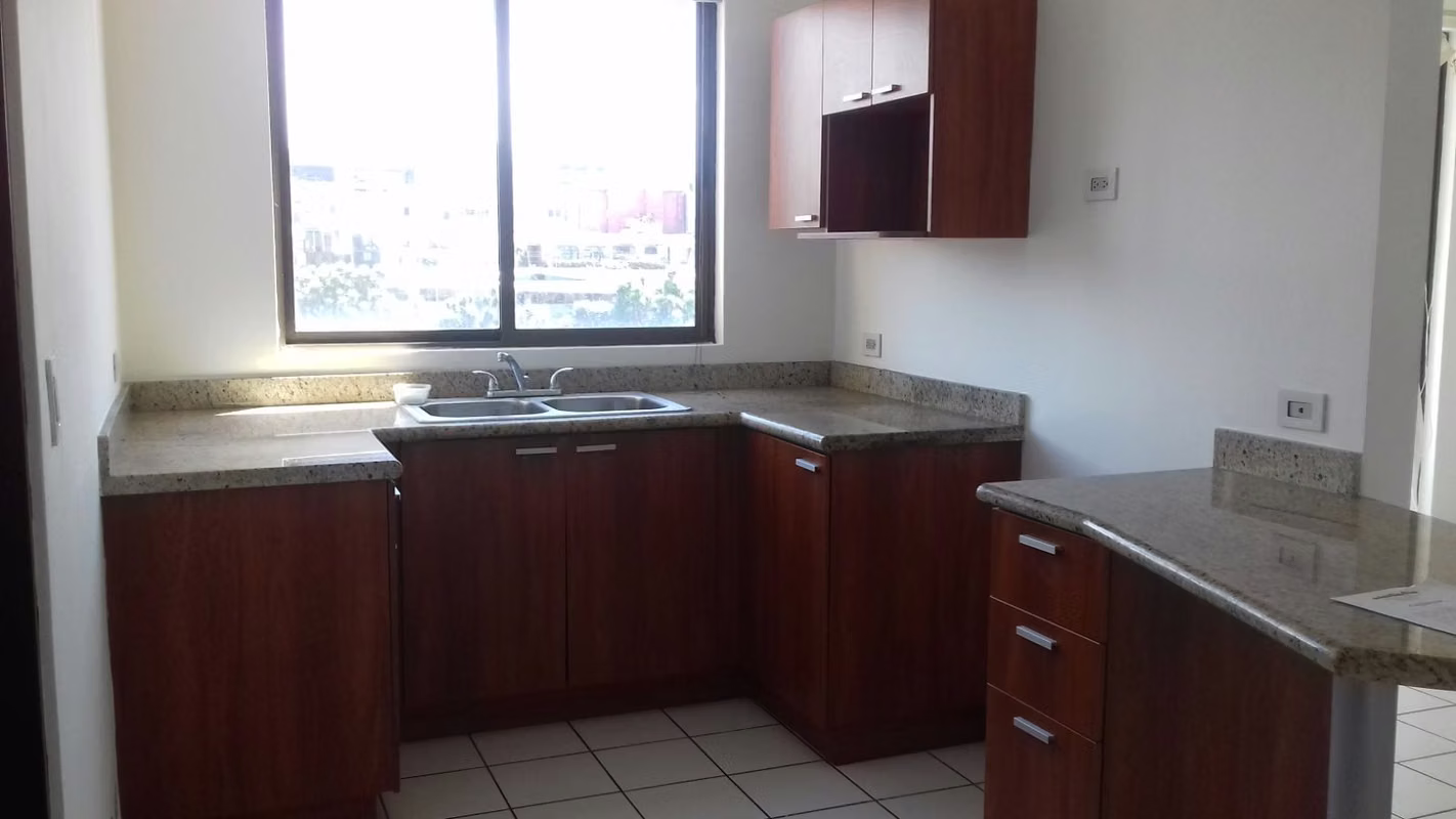 Apartamento de 2 Habitaciones en Escazú con Balcón y Piscina