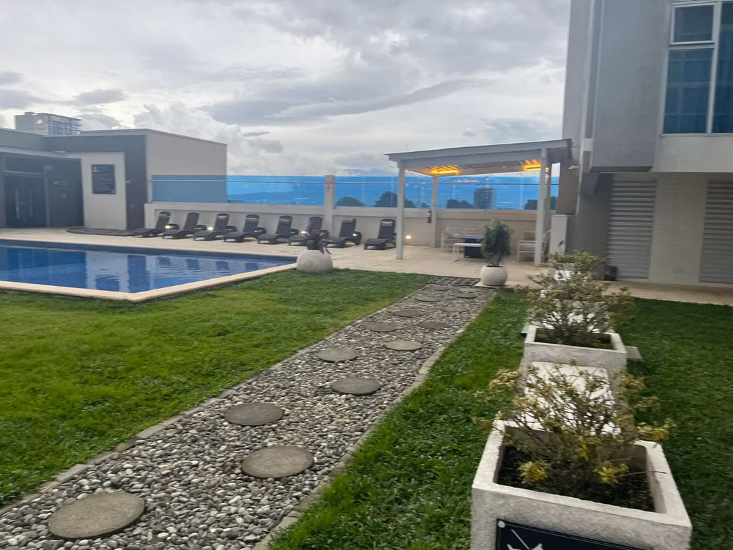 Moderno apartamento de 1 habitación en Torre Los Yoses - foto 12