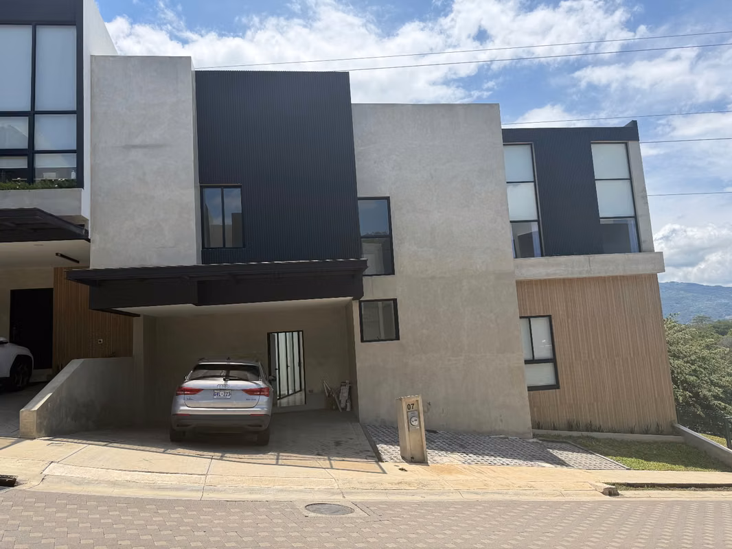 Moderna casa en alquiler en Condominio NAIA, Escazú 1