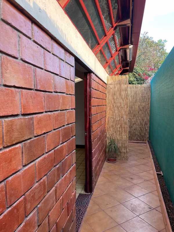 Amplio estudio en Montes de Oca con parqueo privado - foto 6