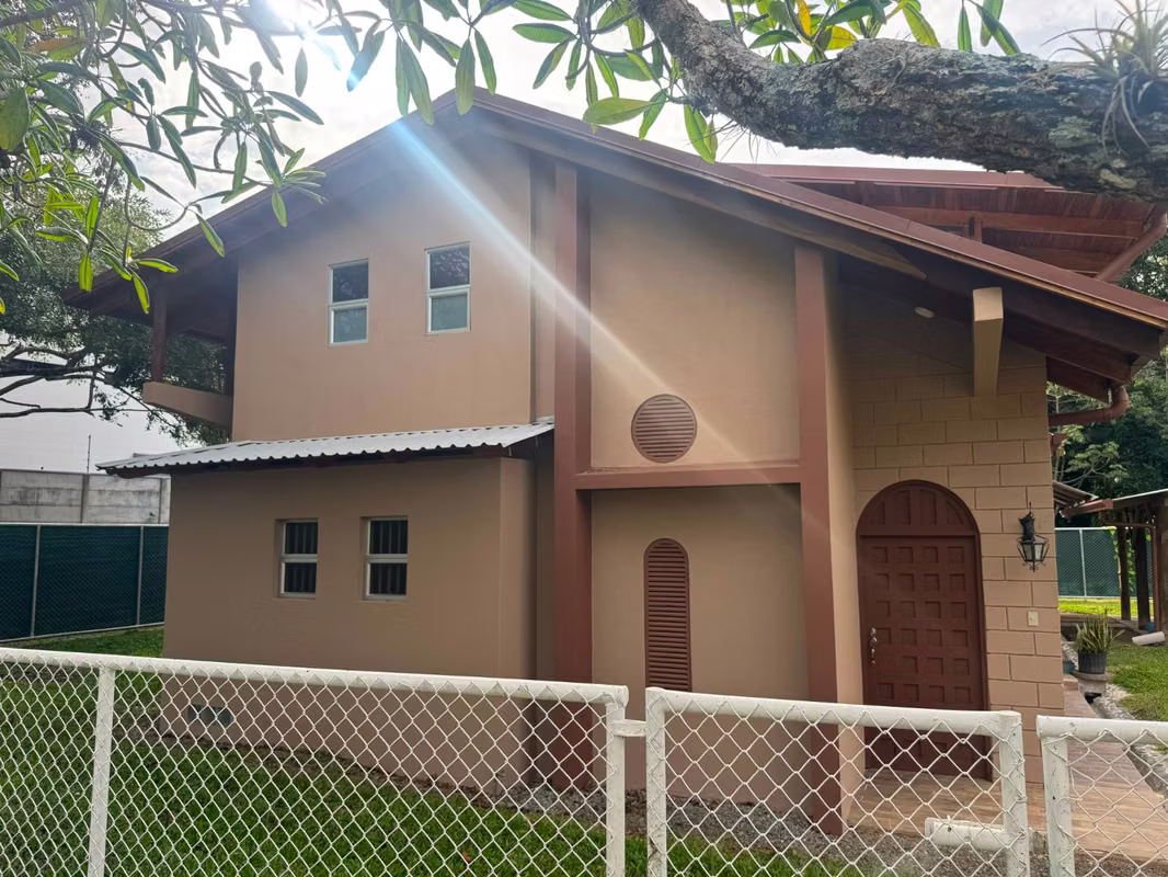 Amplia casa en Atenas Centro con jardín y oficina 1