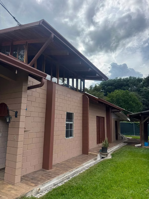 Amplia casa en Atenas Centro con jardín y oficina - foto 4