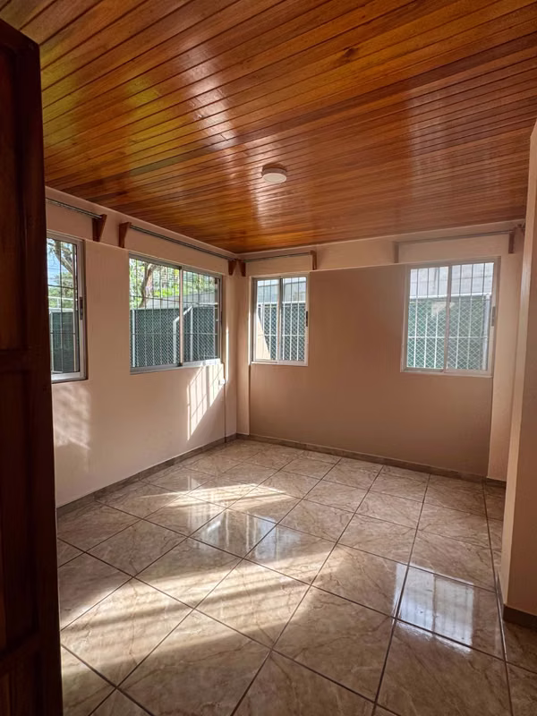Amplia casa en Atenas Centro con jardín y oficina - foto 6