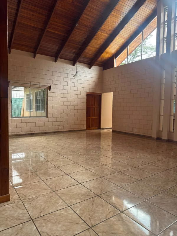 Amplia casa en Atenas Centro con jardín y oficina - foto 9