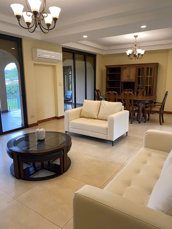 Amplia casa amueblada en Residencial Cariari, Heredia