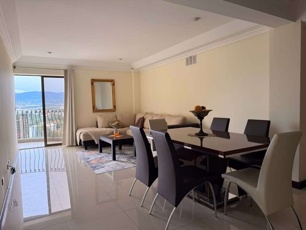 Hermoso apartamento amoblado en Escazú con vista espectacular - foto 2