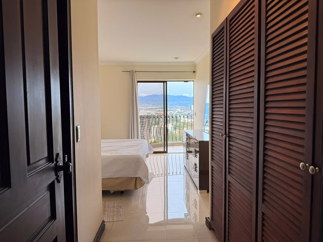 Hermoso apartamento amoblado en Escazú con vista espectacular - foto 4