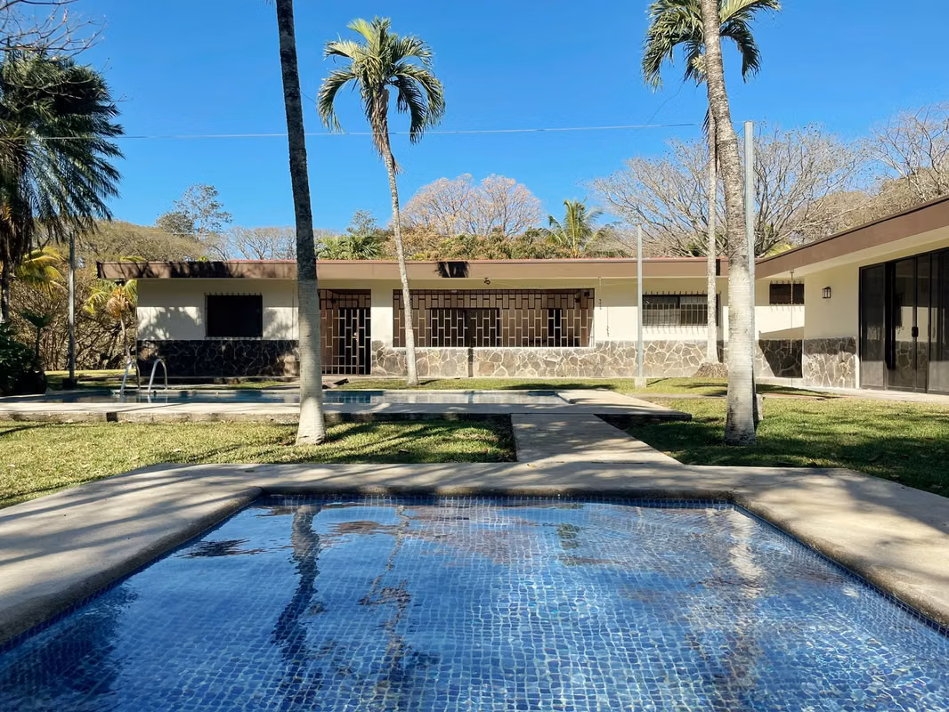 Amplia finca con piscina y caballerizas en Alajuela 1