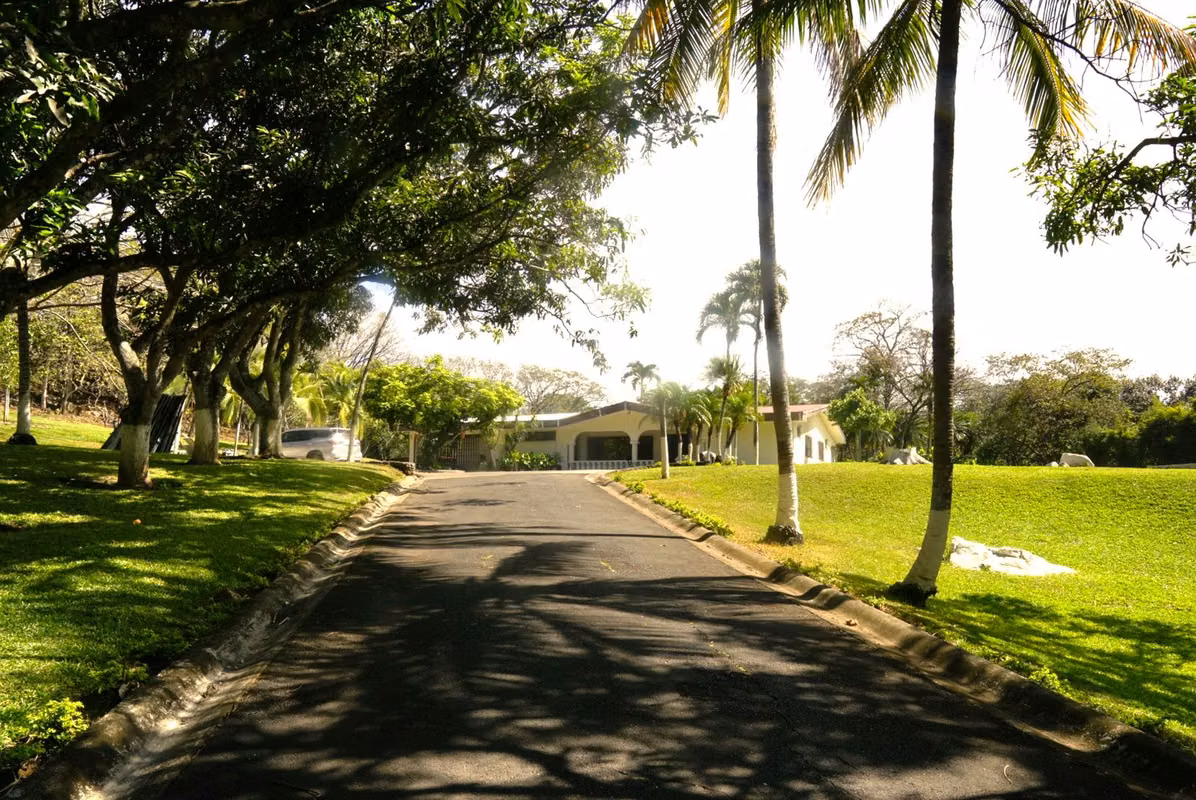 Amplia finca con piscina y caballerizas en Alajuela - foto 6